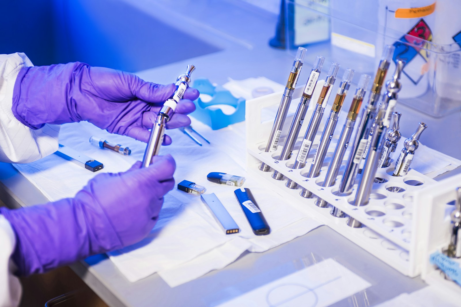 Hände mit dermatologischen Instrumenten bei einem Eingriff